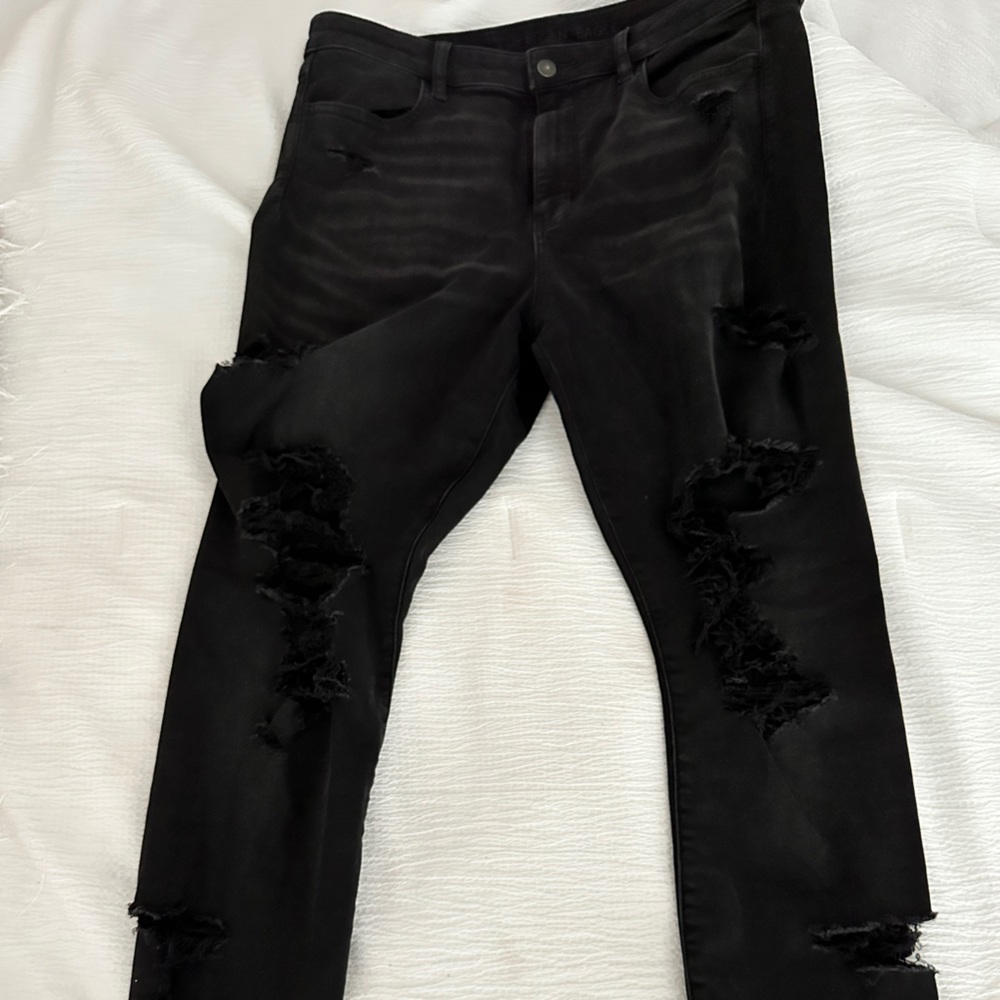 BLACK AMERICAN EAGLE RIPPED SKINNY JEANS